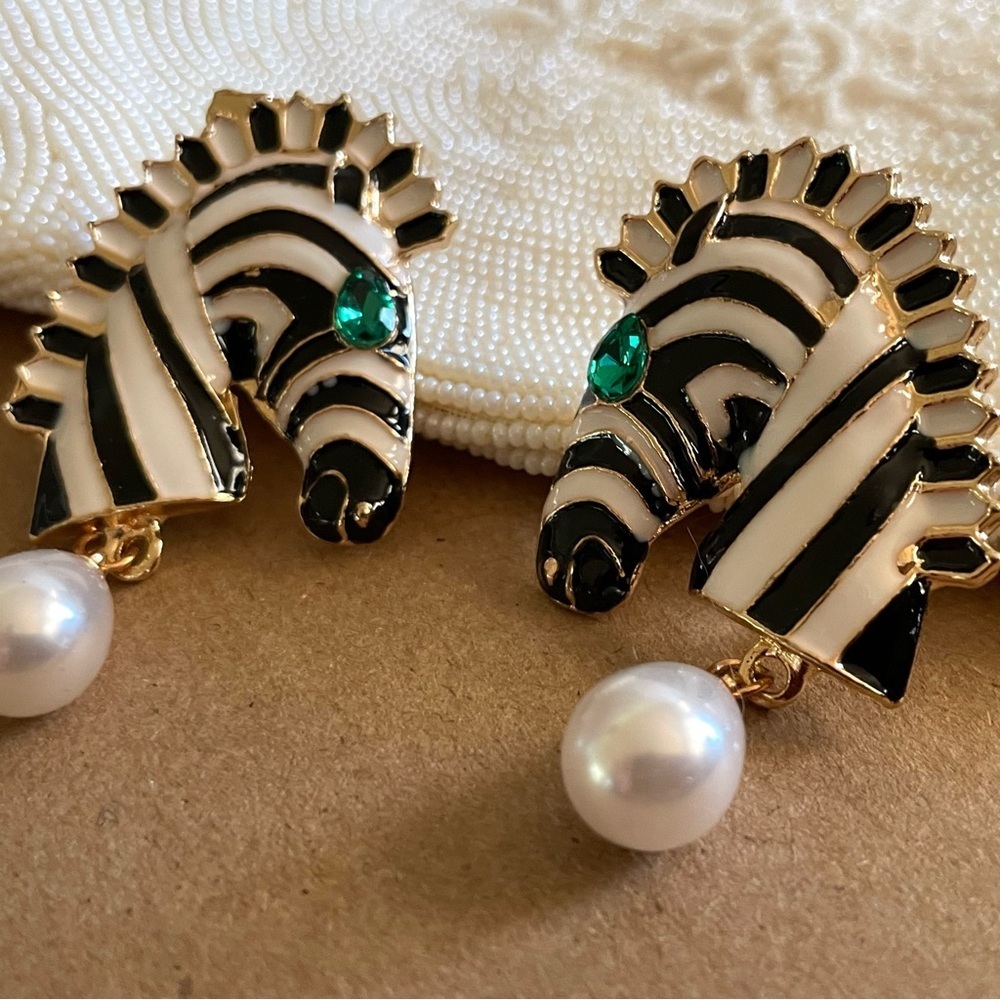 ✨Betsey Johnson Imperial Zebra Earrings - Picture 3 of 7